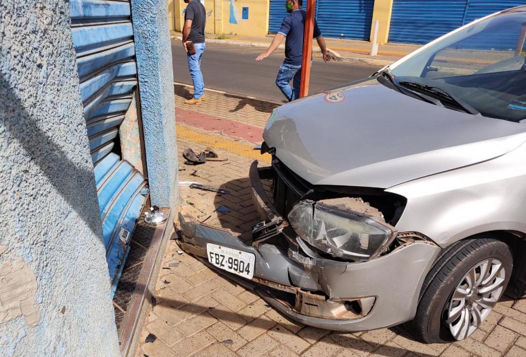 Foto 3 de 4 — Motorista não respeita sinalização e atinge veículo na região do Carmo, em Araraquara